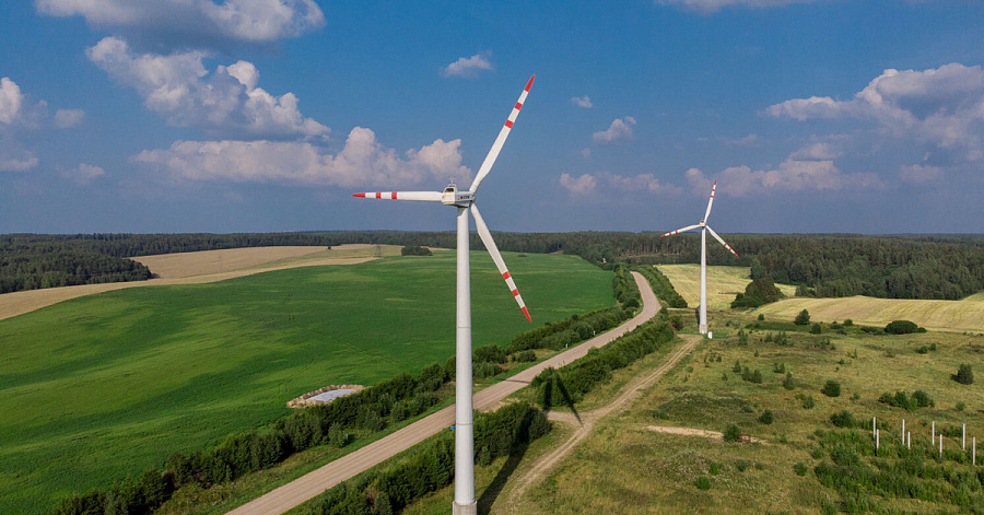 Windenergiepark mit zwei Turbinen